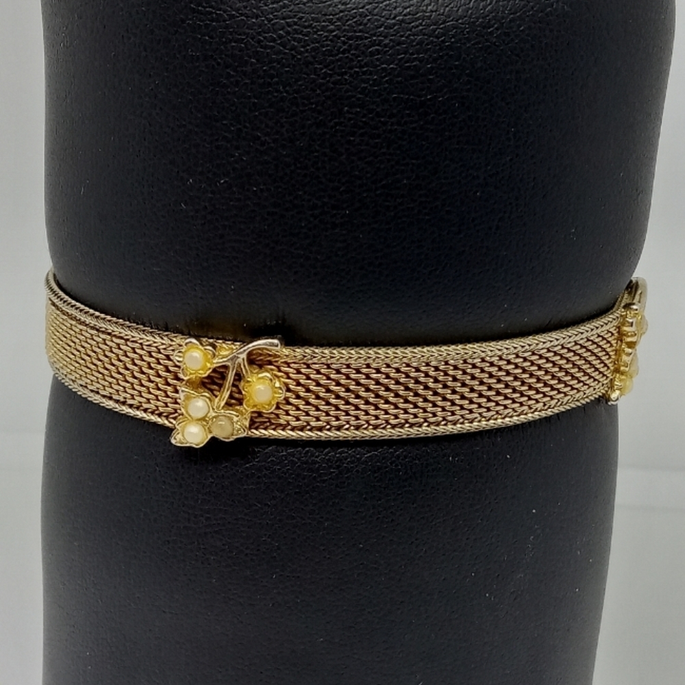 Elegant Gold Bracelet with Pearl Accents